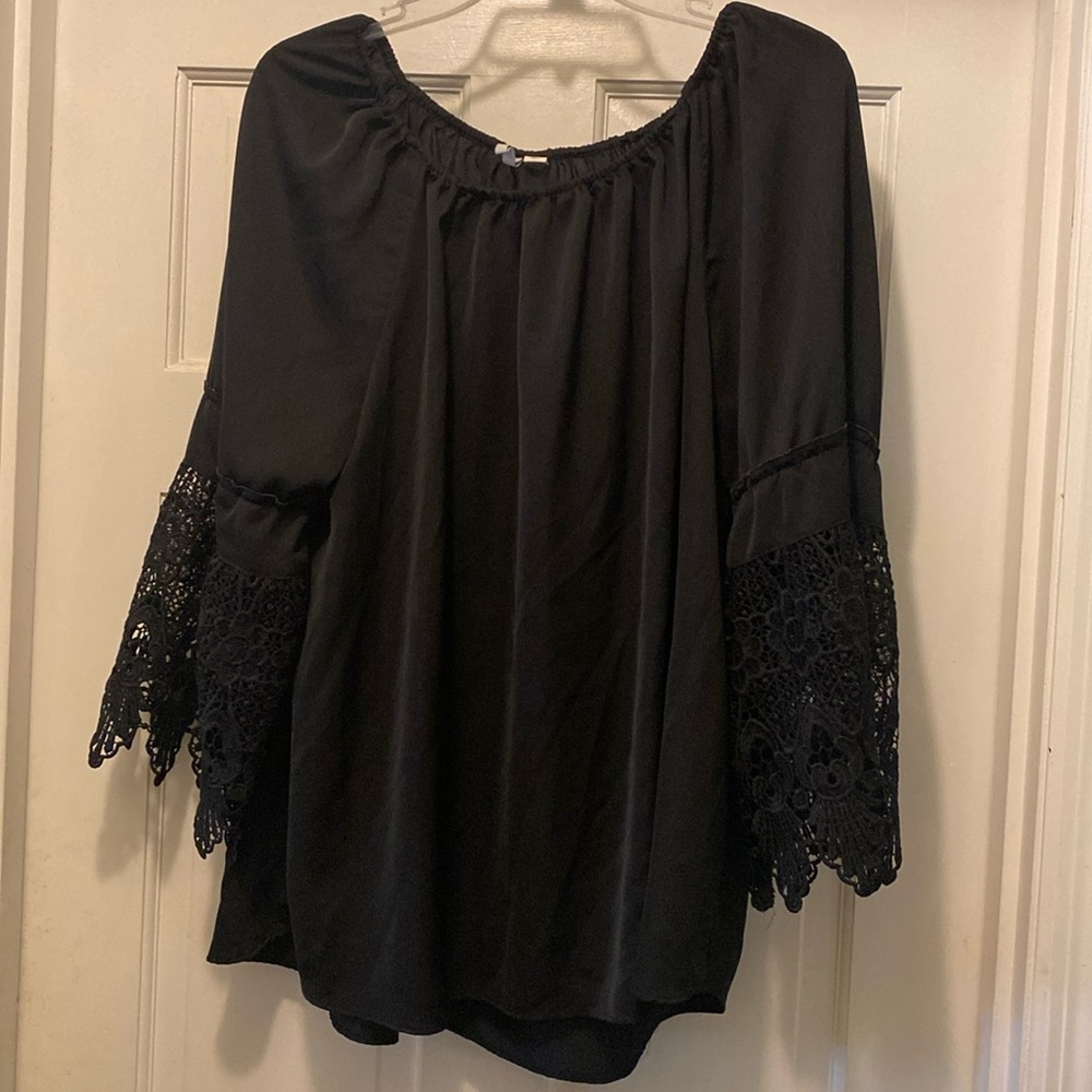 EUC Black Cato Top w/ Lace Sleeves Size XL